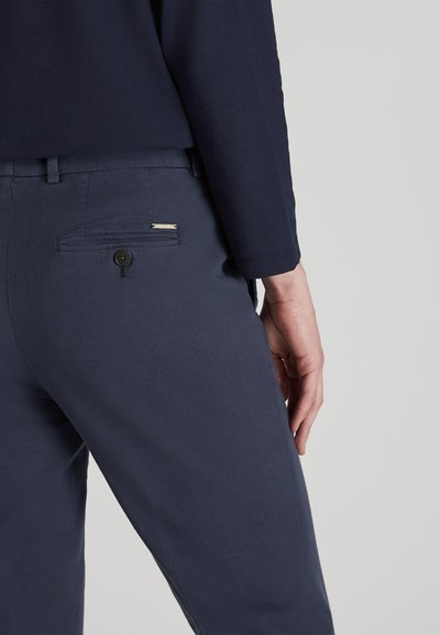 Marineblauwe broek met een rechte pasvorm, gemaakt van een katoenmix, met een knoopzak aan de achterkant en een subtiele metalen accentering op de tailleband.