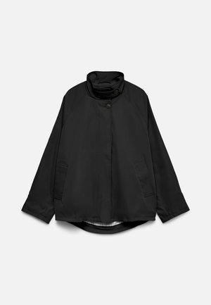 Černá lehká bunda s stojatým límcem, dvěma předními kapsami, zapínáním na knoflíky a dlouhými rukávy, zobrazena na bílem pozadí.