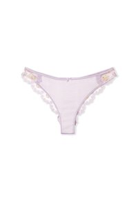 Tanga lilla con bordo in pizzo floreale e orlo a scallop. Presenta un dettaglio centrale a fiocchetto e una texture di tessuto morbido e liscio.
