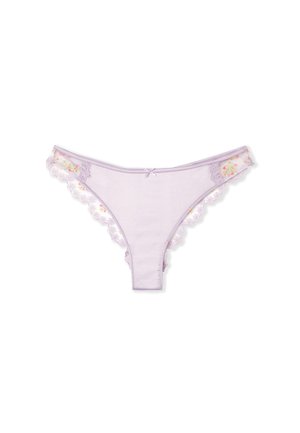 Tanga lilla con bordo in pizzo floreale e orlo a scallop. Presenta un dettaglio centrale a fiocchetto e una texture di tessuto morbido e liscio.