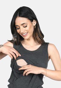 Top grigio senza maniche con un design elasticizzato, dotato di una apertura discreta per un facile accesso. Il tessuto appare morbido e con una texture liscia.