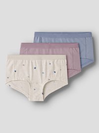 Trois paires de sous-vêtements en coton pour femmes en bleu, mauve et beige avec de petits motifs de cœurs sur la paire beige, disposées empilées.