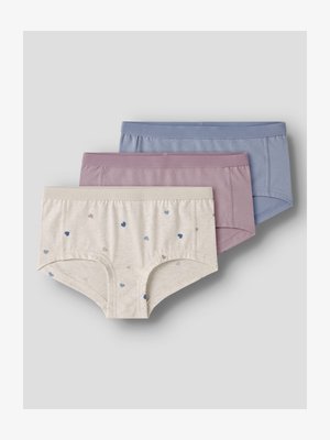 Drei Paare Damen-Baumwollunterwäsche in Blau, Mauve und Beige, wobei das beige Paar kleine Herzmuster aufweist, gestapelt angeordnet.