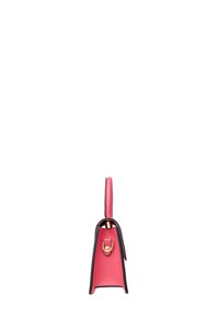 Piccola borsa strutturata in pelle rosa con bordi neri. Dotata di manico superiore e dettagli in oro. Design minimalista e texture liscia.
