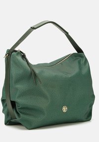 Grande borsa verde realizzata in materiale testurizzato, con un motivo sottile, zip in metallo dorato e un'unica tracolla.