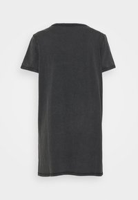 Czarna sukienka T-shirt z krótkim rękawem o luźnym kroju, wykonana z miękkiego materiału, z prostym okrągłym dekoltem i surowymi brzegami.