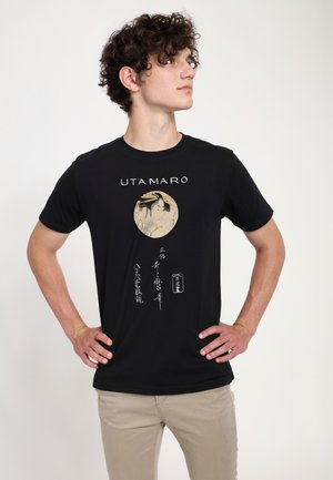 Černé bavlněné tričko s kruhovou ilustrací ženy, japonským textem a nápisem "UTAMARO" vytištěným bílou barvou nad designem.