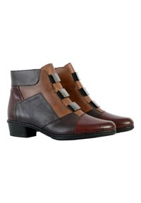Bottines en cuir marron et bourgogne avec un talon bloc, présentant trois accents en métal sur le côté et un design en matériaux mixtes.