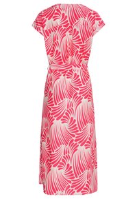 Kleid mit kurzen Ärmeln, tailliertem Gürtel und einem pink-weißen Blattmuster auf einem leichten Stoff, der eine fließende Silhouette bietet.