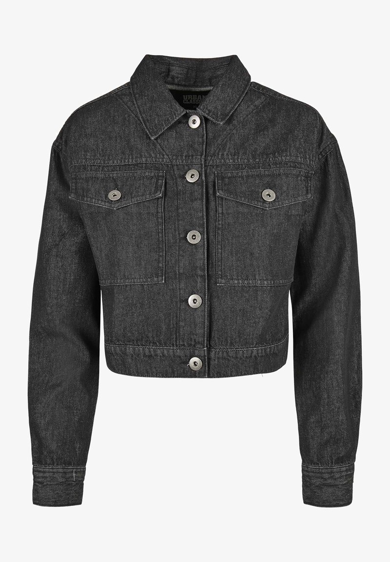 Juodas džinsinis švarkas su structūrizuotu apykakle, ilgomis rankovėmis ir priekinio užsegimo mygtukais. Turi du krūtinės kišenes ir sidabrinės spalvos furnitūrą.