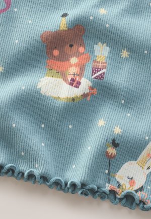 Tessuto in misto cotone color azzurro chiaro con trama a coste. Presenta motivi giocosi di un orso e un uccello, decorati con accenti a tema festivo.