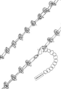 Sølv kæd necklace med cirkulære knude-led, krebsehæftning og justerbar forlængerkæde med et lille mærke, der er indgraveret med "YOKOAMii".
