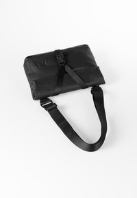 Borsa nera, di forma rettangolare, realizzata in materiale impermeabile, con tracolla regolabile, chiusura a fibbia e branding in rilievo sulla parte anteriore.