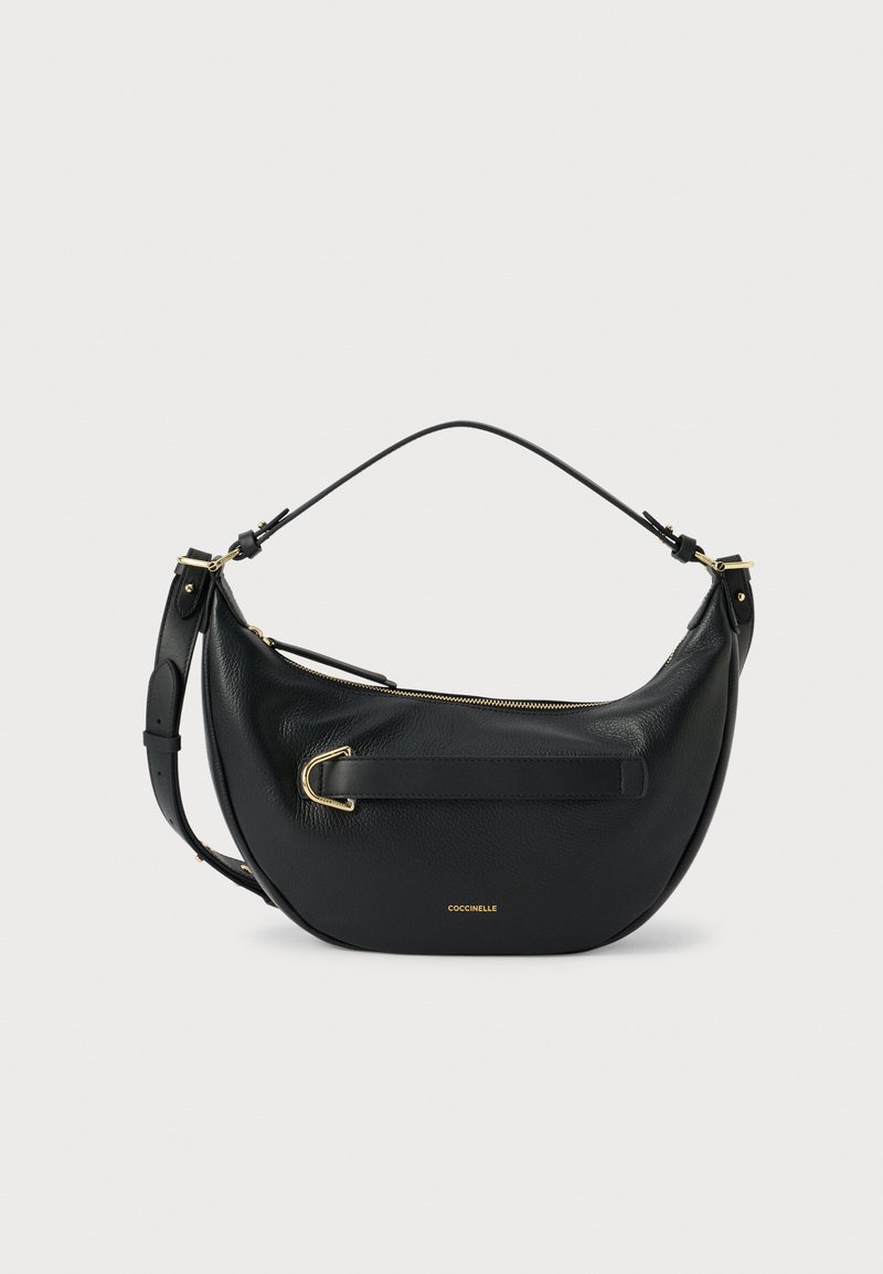 Sac à bandoulière en cuir noir avec une forme incurvée, des détails en métal doré et une poche zippée. Bandoulière réglable pour des options de port polyvalentes.