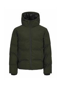 Chaqueta acolchada verde con capucha, que cuenta con un cierre frontal, textura acolchada y forro interior negro. Puños acanalados en las mangas.