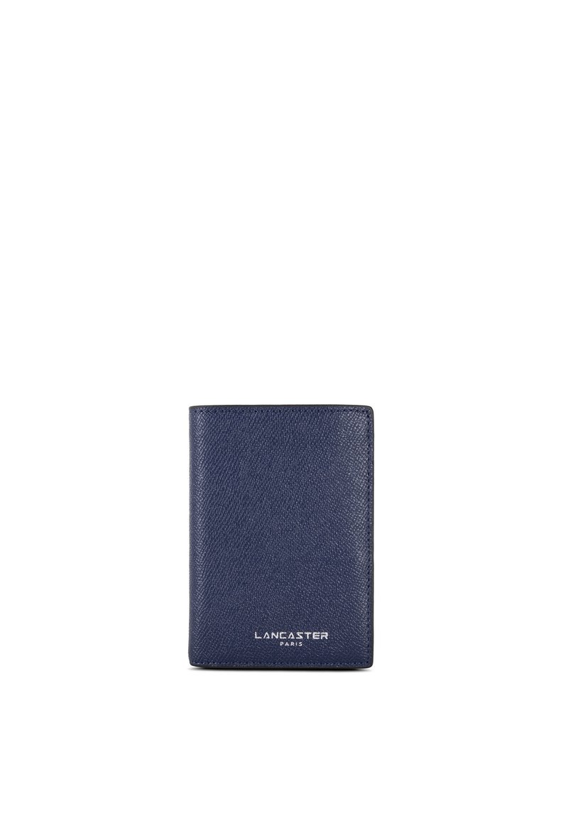 Portafoglio in pelle blu navy con superficie texturizzata, forma rettangolare e logo "LANCASTER PARIS" impressa in basso.