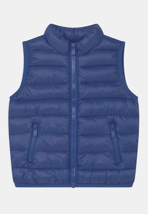 Gilet imbottito blue navy con colletto alto, zip frontale a tutta lunghezza e due tasche frontali con zip. Design leggero e trapuntato con una texture liscia.