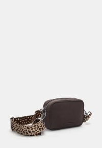 Bruine rechthoekige handtas met een ritsafsluiting en een leopardenprint schouderband. Gemaakt van een glad materiaal met zilveren hardware accenten.