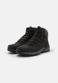 Schwarze Wanderschuhe aus strukturiertem Leder und synthetischen Materialien. Merkmale sind der hohe Knöchelstütz, robuste Schnürsenkel und eine gepolsterte Sohle mit Profil.