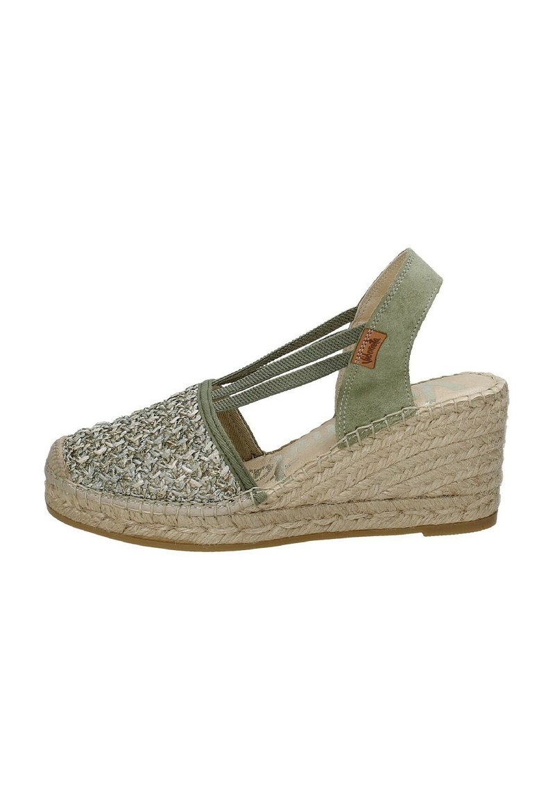 Sandalo con zeppa espadrille verde, con tomaia intrecciata, cinturini elastici e tacco coperto di juta. Presenta una superficie testurizzata e una suola neutra.