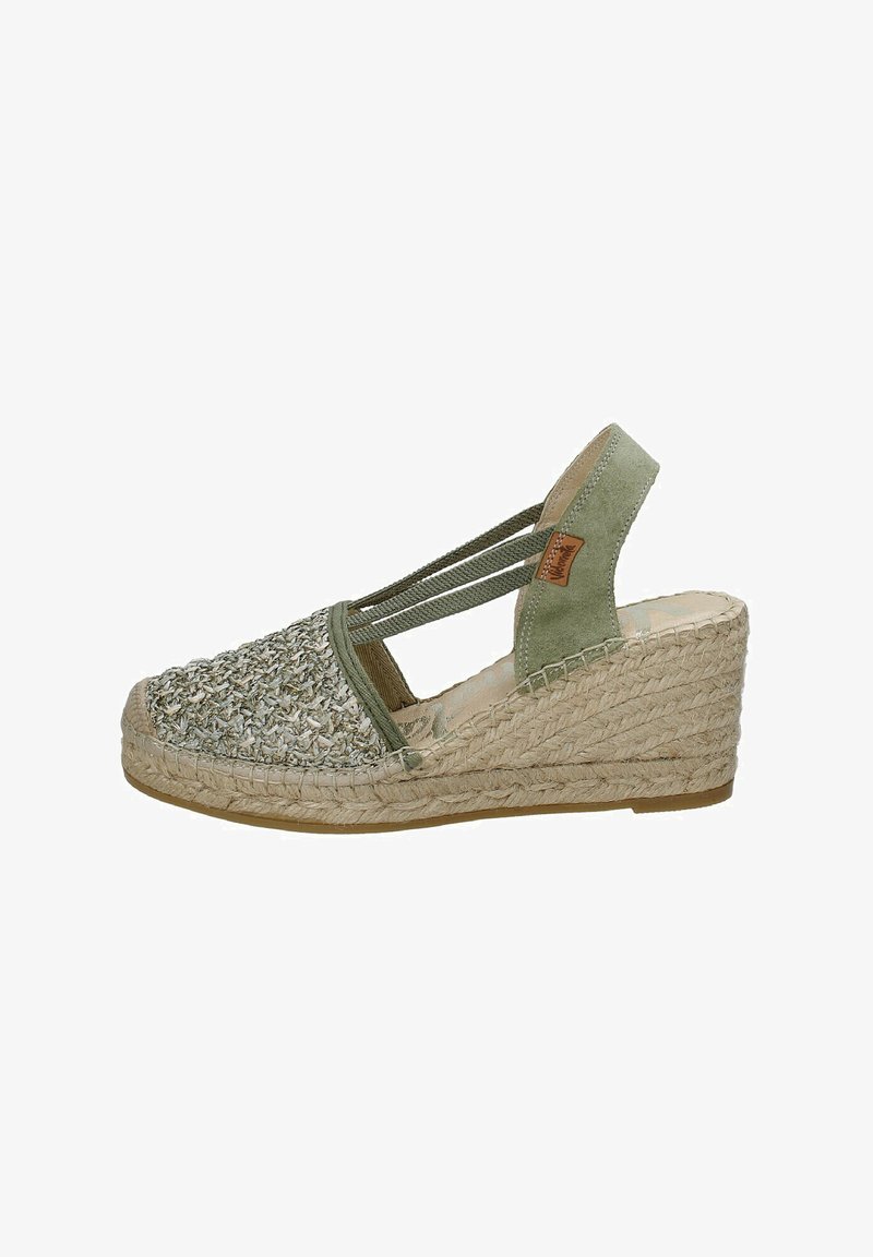 Sandalo con zeppa espadrille verde, con tomaia intrecciata, cinturini elastici e tacco coperto di juta. Presenta una superficie testurizzata e una suola neutra.