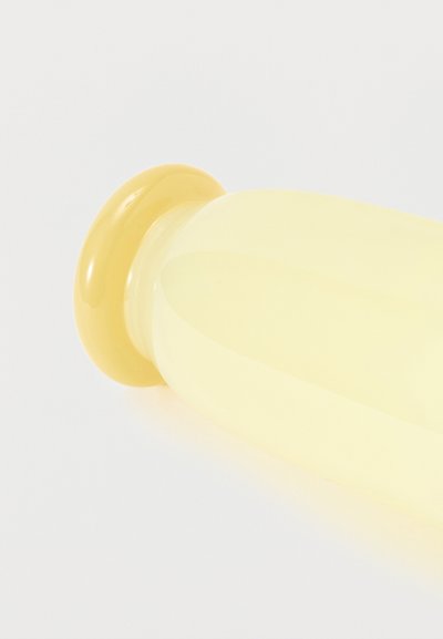 Bouteille en plastique jaune translucide avec un bouchon rond jaune, présentée horizontalement sur un fond blanc.