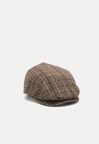 Gorra plana de tela a cuadros marrón con acentos rojos. Presenta una parte superior redondeada y un ala corta y rígida. Texturizada con un patrón de cuadros.