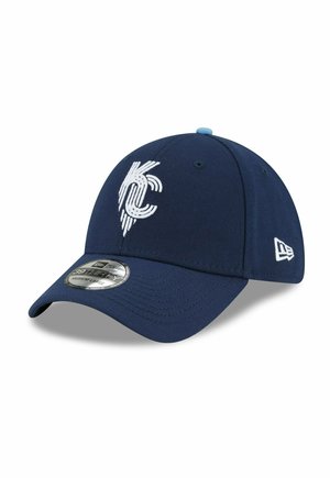 Dunkelblaues Baseball-Cap aus Stoff mit gewölbtem Schirm, verziert mit einem weißen, gestickten "KC"-Logo und einem kleinen blauen Akzent oben.