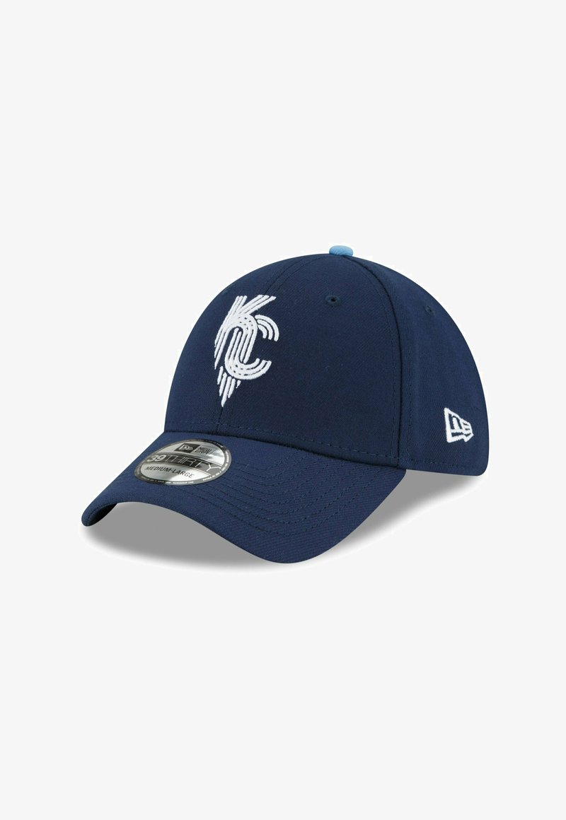 Dunkelblaues Baseball-Cap aus Stoff mit gewölbtem Schirm, verziert mit einem weißen, gestickten "KC"-Logo und einem kleinen blauen Akzent oben.
