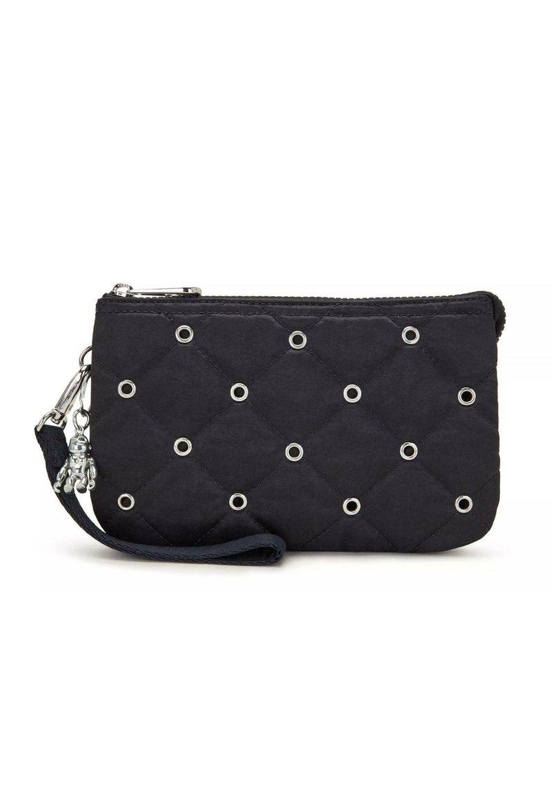 Czarny pikowany portfel na nadgarstek z srebrnymi oczkami, zamek błyskawiczny oraz mały srebrny charms przymocowany do paska.