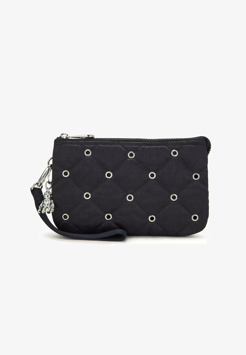 Monedero negro acolchado con ojales plateados, cierre de cremallera y un pequeño charm plateado adjunto a la correa.