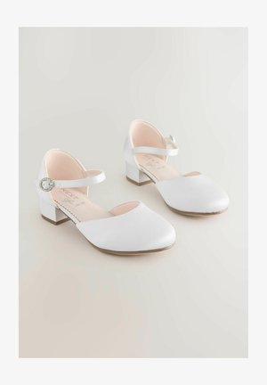 Białe satynowe buty na kostkę z kwadratowym noskiem i niskim obcasem w kształcie bloku. Pasek ma okrągłą, srebrną klamrę.