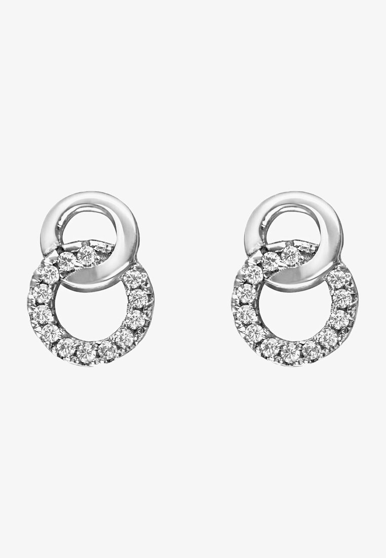 Orecchini di argento con due cerchi intrecciati, uno liscio e uno decorato con scintillanti cristalli trasparenti, creando un design a strati.