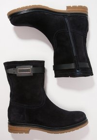 Marina mockal boots med läderrem, sidodragkedja och textilstickning; brun gummisul med en lätt klack.