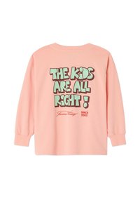 T-shirt à manches longues, couleur pêche, en coton doux. Présente un grand graphique avec un texte vert et noir : "LES ENFANTS VONT BIEN !" et "DEPUIS 2005."