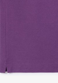 Fioletowa tkanina o teksturowanej powierzchni, charakteryzująca się prostym brzegiem z rozcięciem na dole. Gładki i wytrzymały materiał.