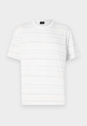 T-shirt branca de mangas curtas, com linhas tracejadas horizontais em azul claro, rosa e preto. Design clássico de gola redonda.
