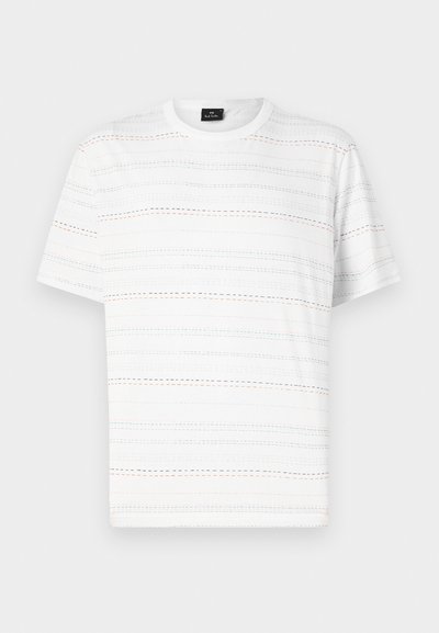 Balta trumpa rankovėmis marškinėliai, su horizontaliomis brūkšninėmis linijomis šviesiai mėlynos, rožinės ir juodos spalvų. Klasikinis apvalus kaklo iškirpimas.