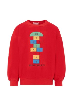 Sudadera roja con mangas de globo, con un gráfico de rayuela en múltiples colores y "BOBO CHOSES" impreso en la parte inferior.