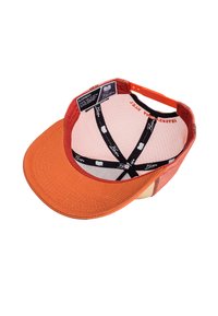 Oranje pet met een platte rand, mesh binnenkant en een zwarte verstelbare strap. Voorzien van merklabels en zigzagpatronen aan de binnenkant.