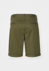 Pantaloni corti verde oliva in twill di cotone, con orlo arrotolato, due tasche posteriori e una piccola etichetta con logo sulla cintura.