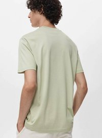 Svetle zelené tričko s krátkým rukávem vyrobené z měkké bavlny. Jednoduchý design s kulatým výstřihem a rovný střih.