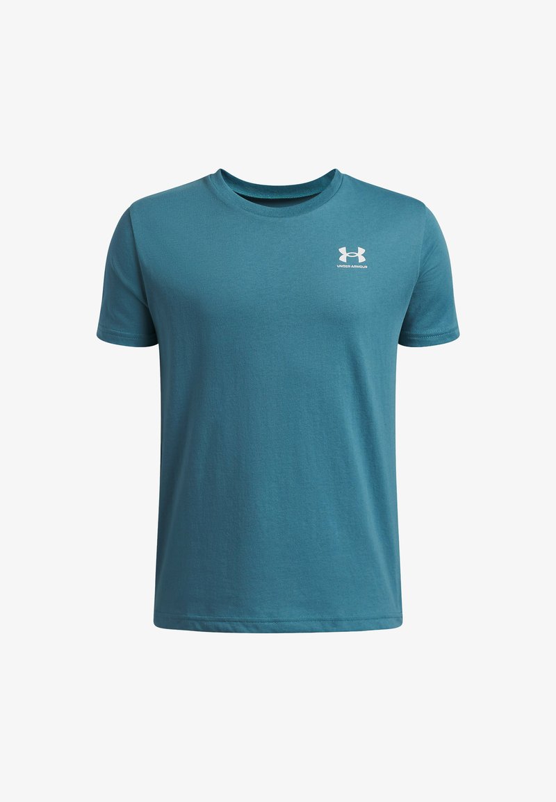 Mėlynas medvilninis marškinėlis su apvalia iškirpte, trumpomis rankovėmis ir nedideliu baltu logotipu kairėje krūtinės pusėje. Lygus paviršius, klasikinio stiliaus.