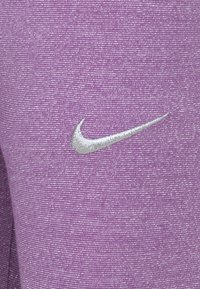 Nike Sportswear SHINE - Leggingek - Nadrágok - hot fuchsia