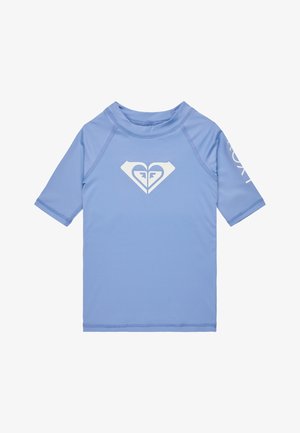 Ljusblå kortärmad rash guard i stretchigt material, med en vit hjärta-logotyp på bröstet och text på ärmen.