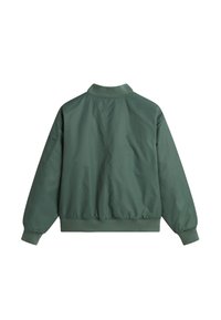 Veste bombardier verte avec col, poignets et ourlet côtelés, vue de dos avec une poche sur la manche gauche.