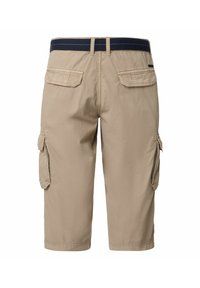 Beige cargoshorts met een marineblauwe tailleband, twee zijzakken en twee achterzakken met flap; gemaakt van lichte stof met een soepele textuur.
