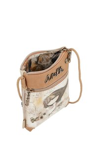 Bolso bandolera con un exterior texturizado en color beige y un estampado artístico. Incluye un cierre con cremallera, una placa decorativa y una correa ajustable.