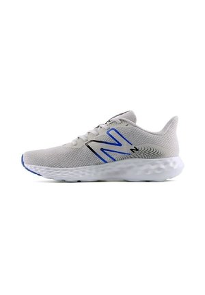 Jasnoszary but sportowy z niebieskim logo "N", białą amortyzowaną podeszwą i cholewką z siateczki, widoczny z boku na białym tle.