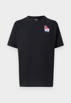 T-shirt en coton noir avec col rond. Présente un petit motif coloré d'un personnage et le texte "new balance" sur la poitrine.